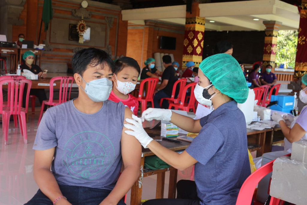 Vaksinasi Booster/dosis 3 hari kedua di Desa Dalung